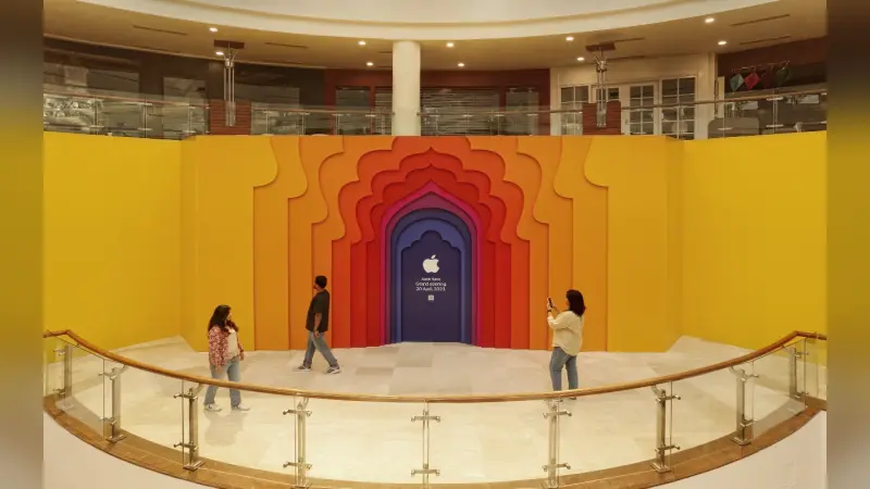 Apple Store Saket: दिल्ली में ऐपल का पहला स्टोर खुला, Tim Cook ने ग्राहकों का स्वागत किया
