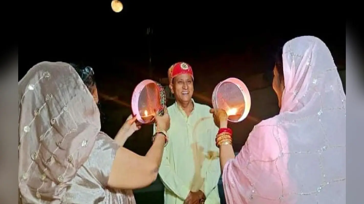 Rajasthan: BJP सांसद ने 2 पत्नियों के साथ मनाया करवा चौथ, सोशल मीडिया पर यूजर्स ने लिखी ये बात