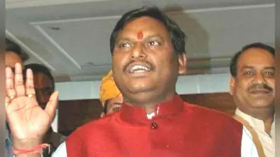 अर्जुन मुंडा ने मंत्री अखिल गिरि पर की तीखी टिप्पणी, CM ममता बनर्जी से की ये मांग