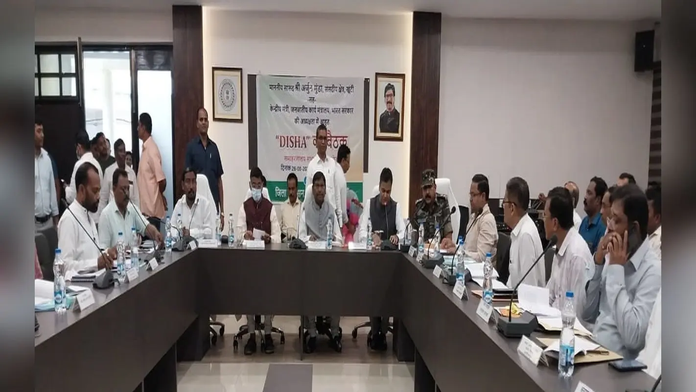 केंद्रीय मंत्री अर्जुन मुंडा ने की विकास योजनाओं की समीक्षा, कहा-आम लोगों को मिले योजनाओं का सीधा लाभ