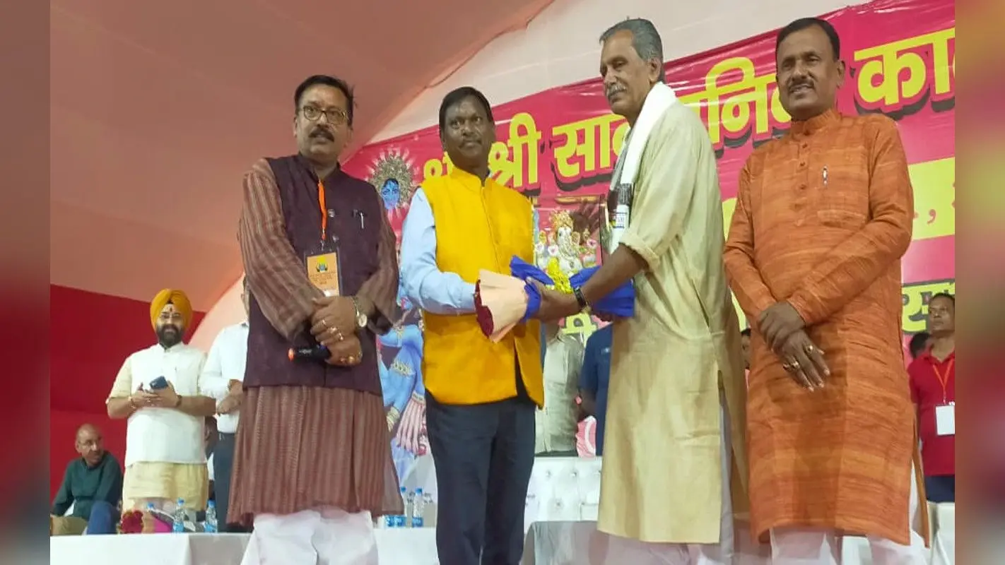विरासत में मिली कला को आगे बढ़ा रहे सरायकेला के छऊ गुरु सुशांत महापात्र, अर्जुन मुंडा ने किया सम्मानित
