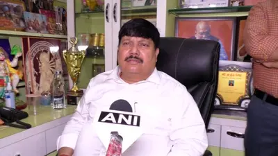 पश्चिम बंगाल : होली में मतदाताओं को रिझाने में जुटे लोकसभा प्रत्याशी, लोगों के साथ ऐसे मनाया त्योहार