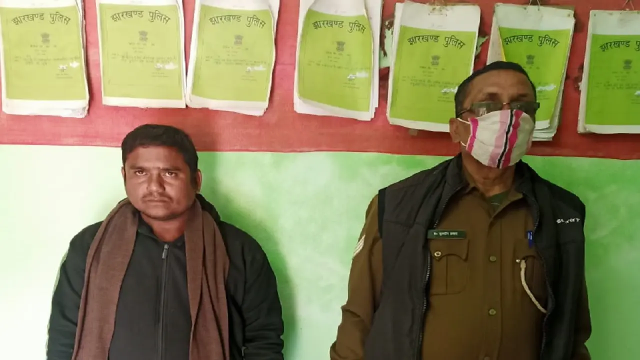 Jharkhand News: पशुओं से लदे वाहन को पुलिस ने किया जब्त, पशु तस्करी के आरोप में एक शख्स गिरफ्तार