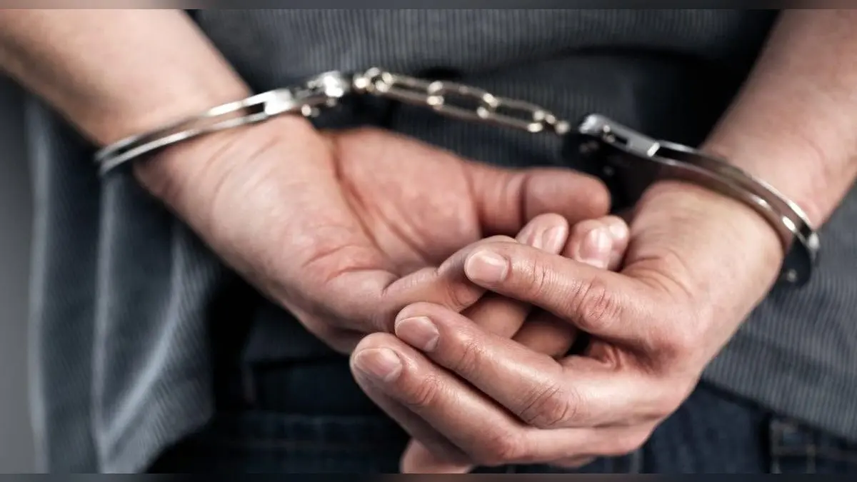 Barabanki: पांच पेटी शराब के साथ पुलिस ने तस्कर को दबोचा, होली में बेचने की थी तैयारी