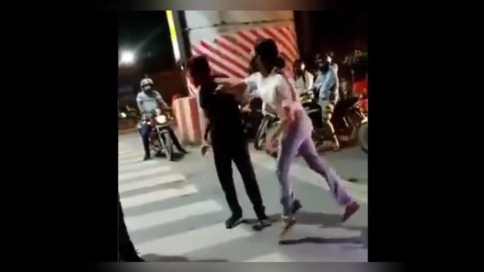 #ArrestLucknowGirl : बीच सड़क पर लड़की ने कैब ड्राइवर को उछल-उछलकर जड़े थप्पड़, वीडियो वायरल