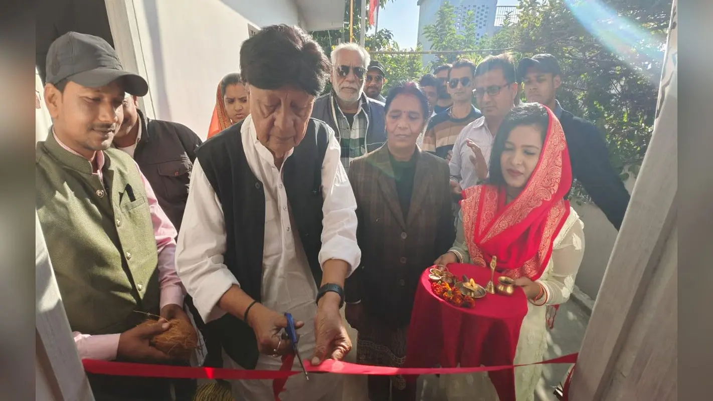 पलामू में खुली ‘रंग संग’ आर्ट गैलरी, संजीत प्रजापति की कलाकृतियों को देख मंत्रमुग्ध हुए लोग, देखें तस्वीर