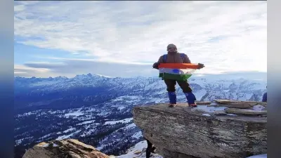 झारखंड के अरविंद वर्णवाल ने हिमालय पर्वत श्रृंखला के केदारकांठा पर्वत की 12050 फीट ऊंची चोटी पर फहराया तिरंगा