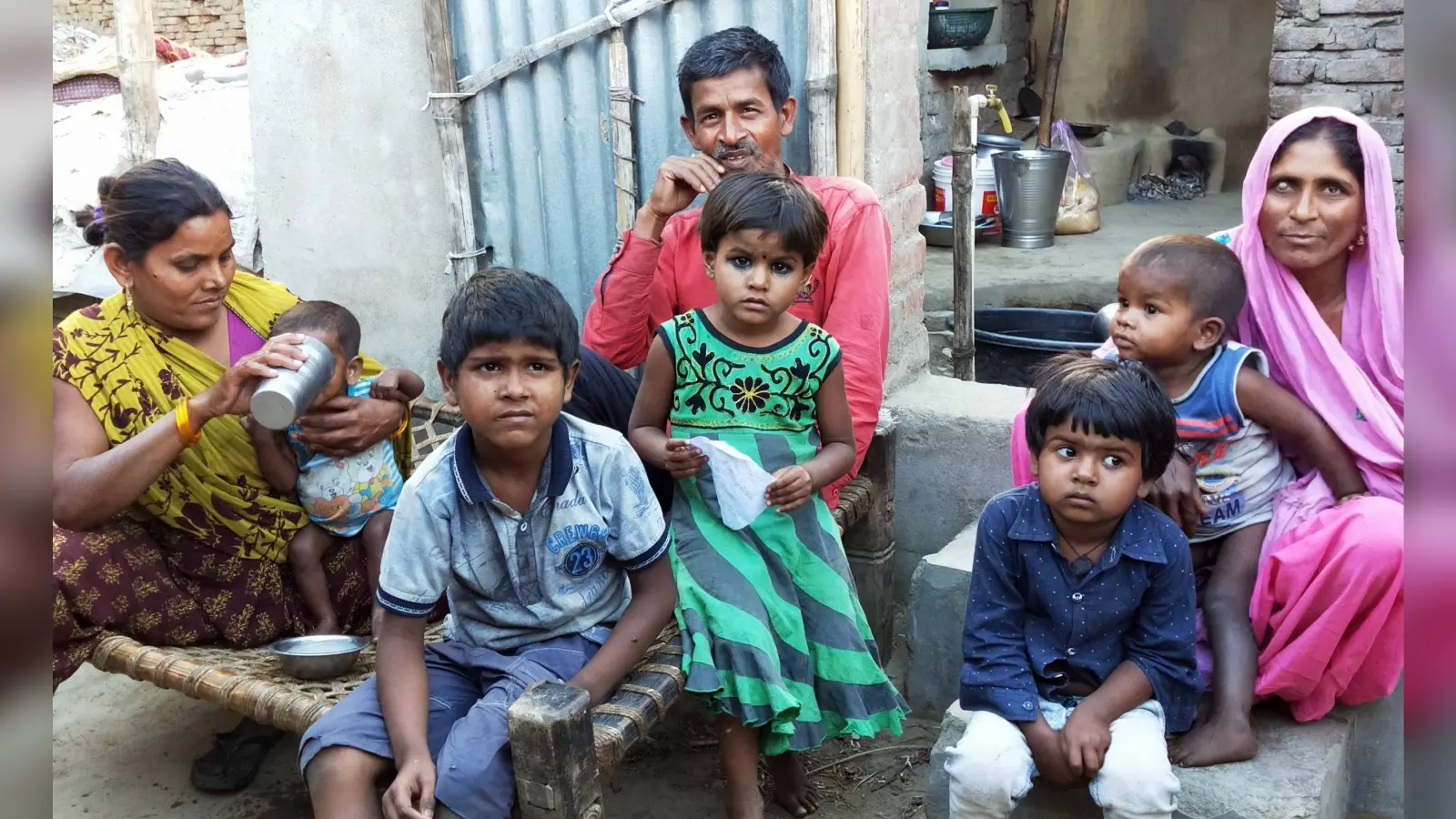 Lockdown in Bihar : तीन पत्नियों और 10 बच्चों की भूख मिटाने के लिए चौकी बेच कर दैनिक मजदूर ने खरीदा अनाज