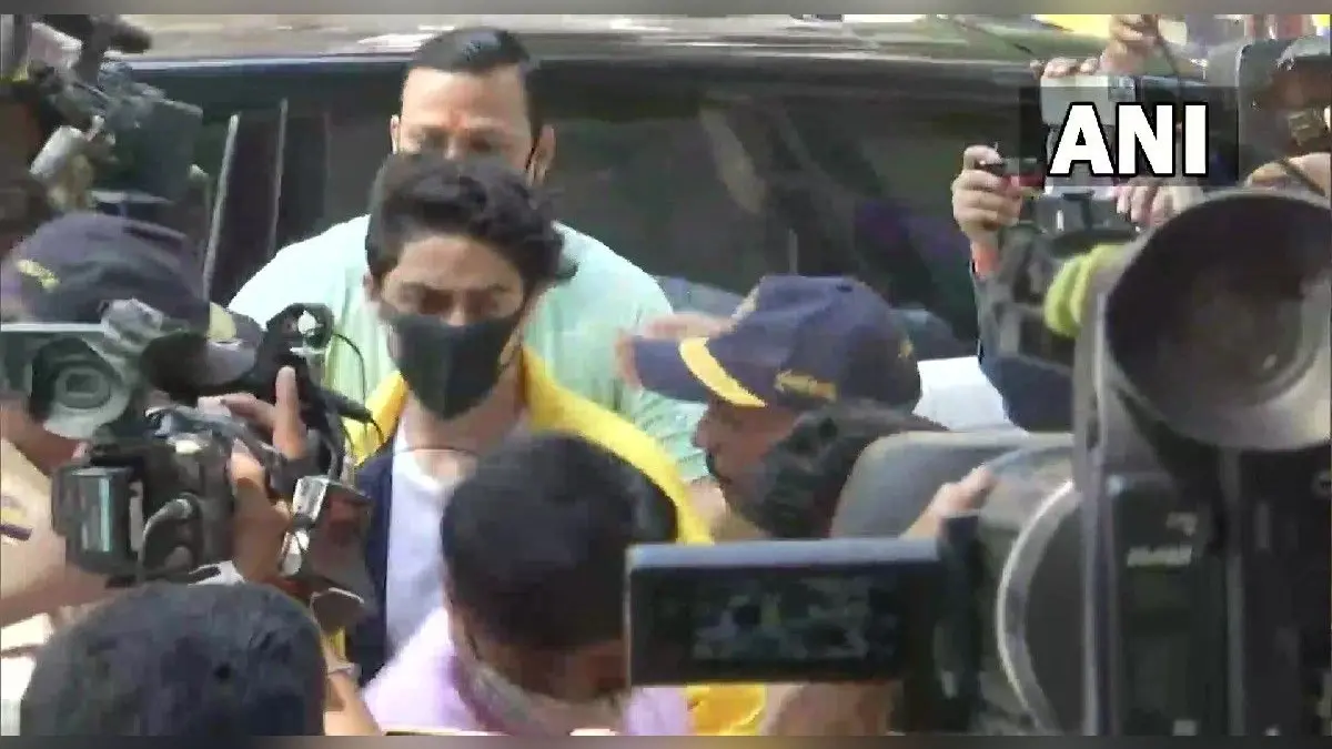 Aryan Khan: गरबा डांस करते हुए इस लड़के को आर्यन खान समझ बैठे फैंस, सोशल मीडिया पर वायरल हुआ वीडियो