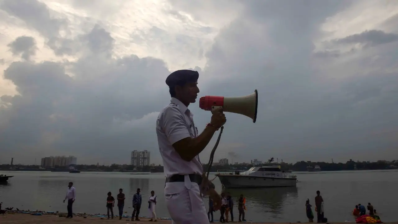 प्रचंड चक्रवात ‘असानी’ पूर्वी तट के पास पहुंचा, धीरे-धीरे पड़ रहा कमजोर, ओड़िशा में नाव पलटी