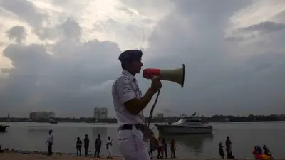 प्रचंड चक्रवात ‘असानी’ पूर्वी तट के पास पहुंचा, धीरे-धीरे पड़ रहा कमजोर, ओड़िशा में नाव पलटी
