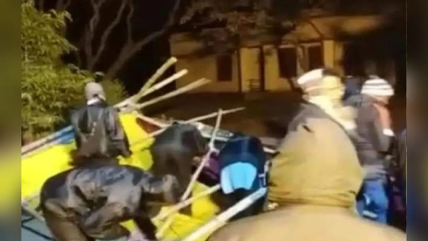 विश्व भारती में आंदोलनरत छात्रों के धरना मंच को रात के अंधेरे में निजी सुरक्षा गार्डों ने तोड़ा