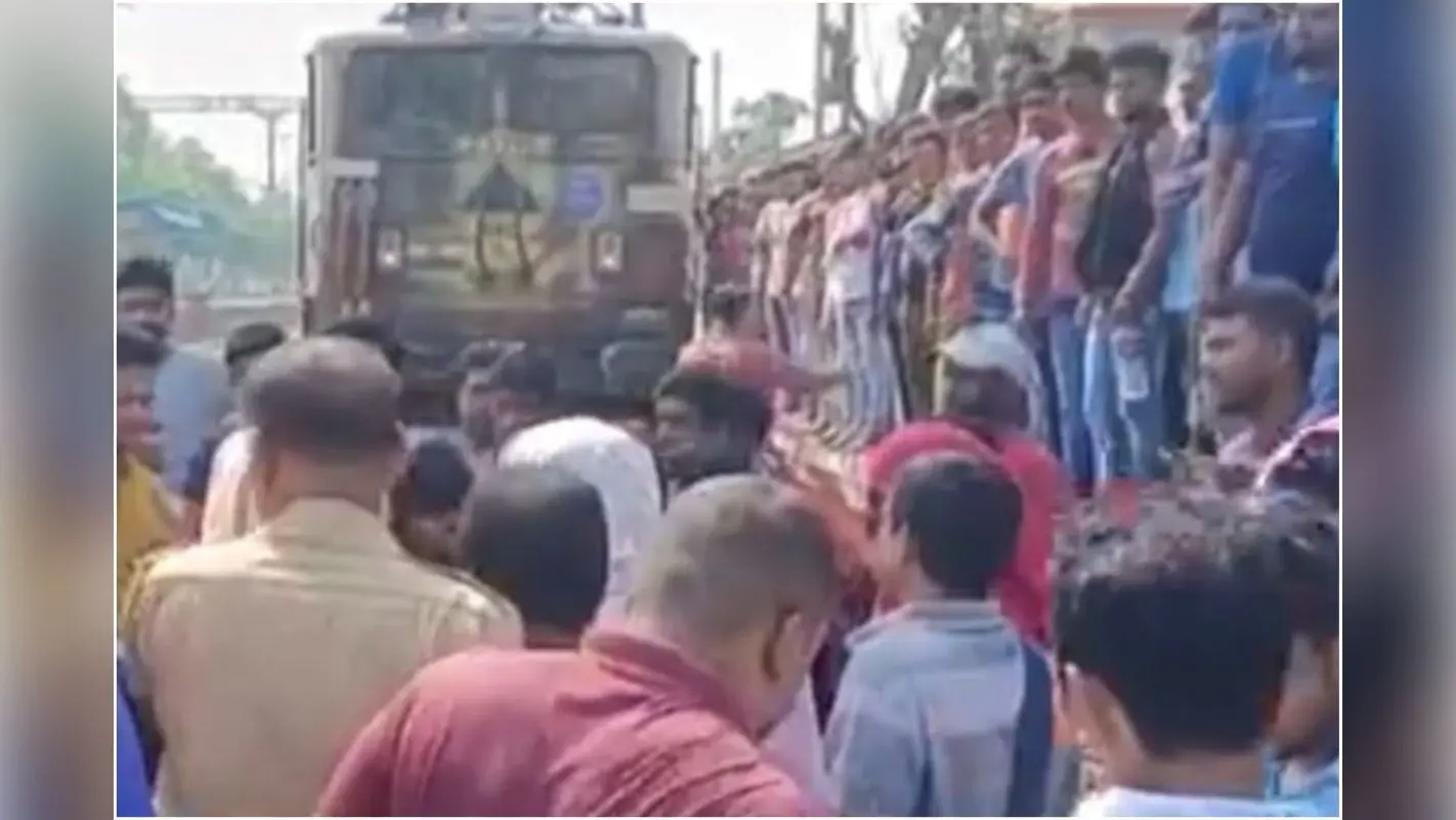 बीरभूम : बतासपुर स्टेशन पर दैनिक यात्रियों का रेल अवरोध, ट्रेन सेवाएं बाधित