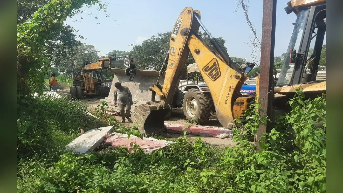 West Bengal: पानागढ़ रेलवे कॉलोनी में ट्रैक्टर ट्रॉली के नीचे दबा बिहार का मजदूर, सुरक्षा पर उठे सवाल