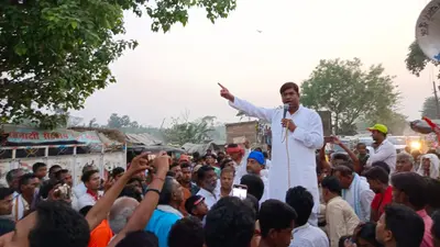 मुकेश सहनी ने कुढ़नी में किया रोड शो, कहा- वीआईपी से किसी का कोई मुकाबला नहीं