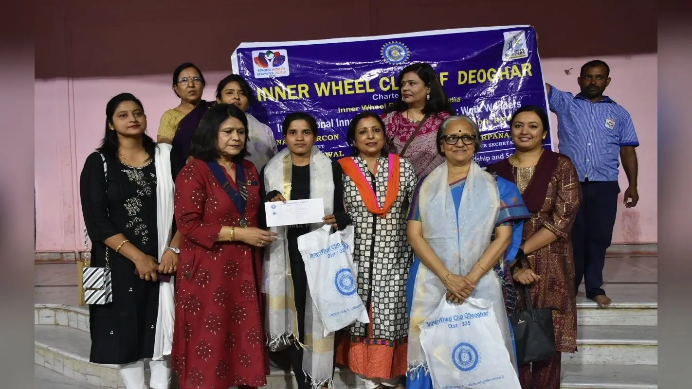 झारखंड: साइकिल से भारत यात्रा पर निकलीं मध्य प्रदेश की आशा मालवीय को देवघर में स्मृति चिन्ह देकर किया सम्मानित