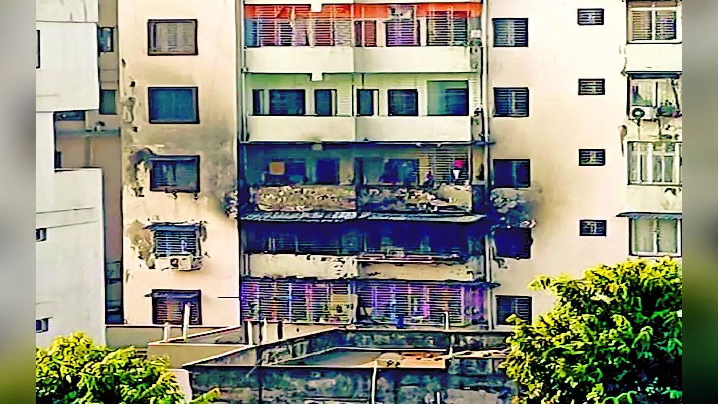 धनबाद अग्निकांड : पटरी पर धीरे-धीरे लौटने लगी जिंदगी, अपार्टमेंट में सफाई और रिपेयरिंग का काम शुरू