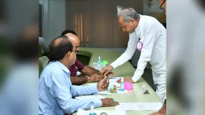 राजस्थान राज्यसभा चुनाव में सीएम अशोक गहलोत ने पहला वोट डाला, कहा-आराम से जीतेंगे तीनों उम्मीदवार