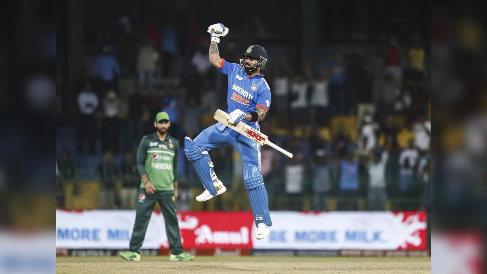 Virat Kohli Century: विराट कोहली ने तोड़ा सचिन तेंदुलकर का रिकॉर्ड, बनें सबसे तेज 13000 रन बनाने वाले बल्लेबाज