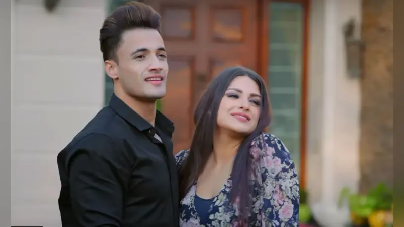 Sky High : शर्टलेस नजर आए आसिम रियाज अपने नये गाने Sky High में, हिमांशी खुराना का अंदाज जीत रहा फैंस का दिल