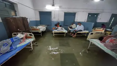बिहार: तीन दिन की बारिश के बाद डूबा हाजीपुर, अस्पताल के वार्ड तक में घुसा पानी, देखें तस्वीरें..