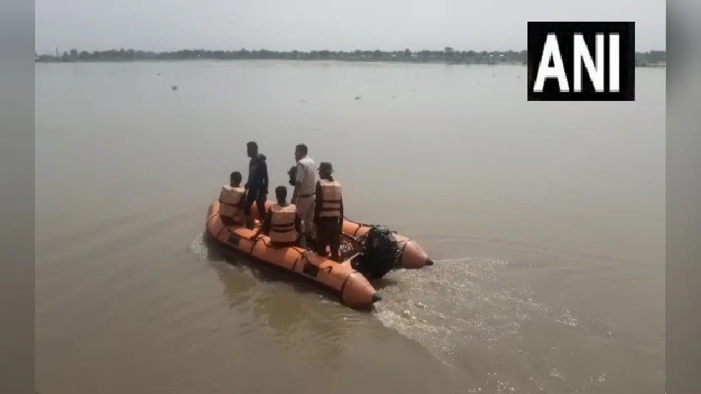 असम में नाव पलटने से कई लोग लापता, पुल से टकराने के बाद हुए हादसा