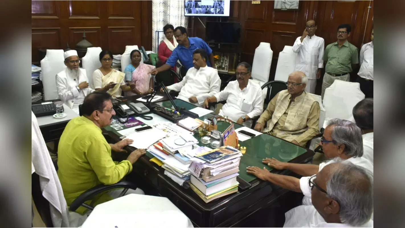 विधानसभा में ममता कैबिनेट के दो मंत्रियों के बीच फाइल रोकने को लेकर तू-तू , मैं-मैं