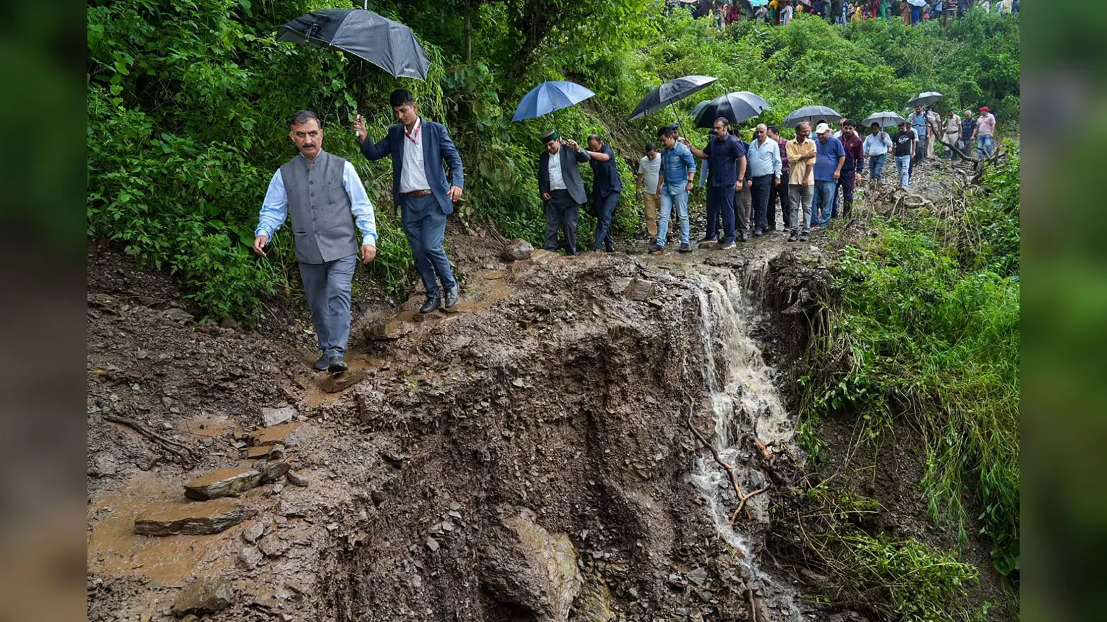 हिमाचल प्रदेश में बारिश का कहर, शिमला में शिव मंदिर के मलबे से एक और शव बरामद, मृतक संख्या हुई 52