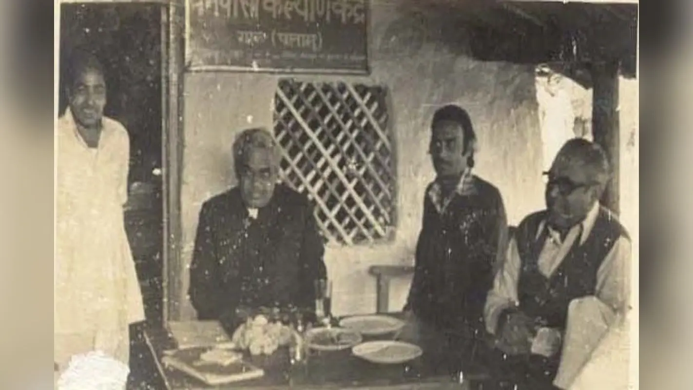 Atal Bihari Vajpayee : पूर्व पीएम अटल बिहारी वाजपेयी ने जब चाव से खाया था रोटी-दाल व बांस करील का अचार