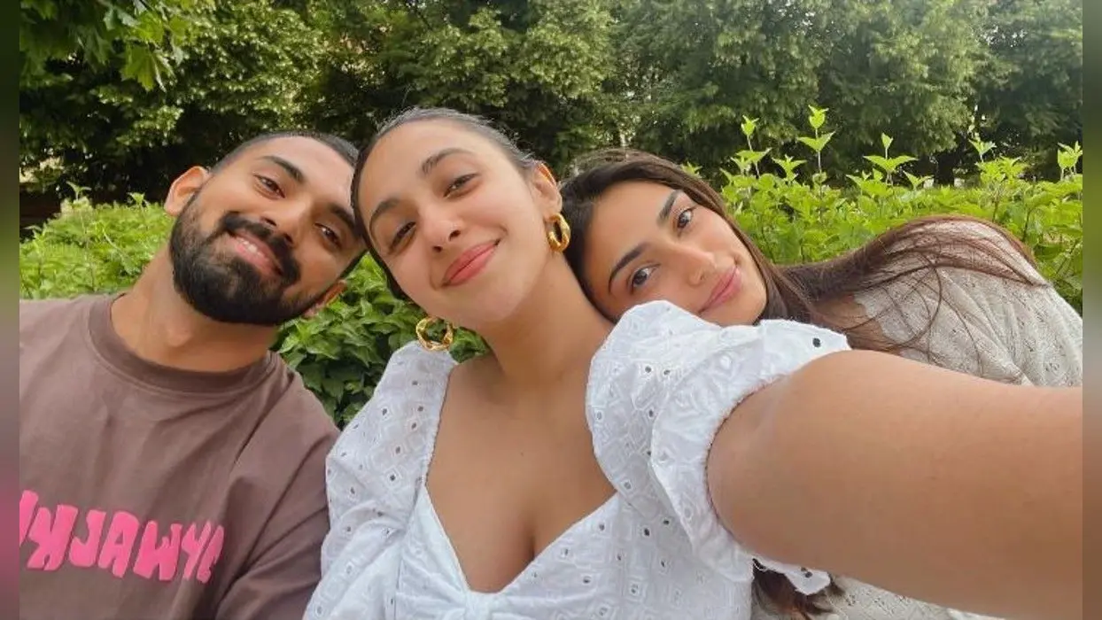 अथिया शेट्टी और केएल राहुल संग आकांक्षा ने शेयर की कई तसवीरें, एक्ट्रेस के कमेंट ने खींचा ध्यान