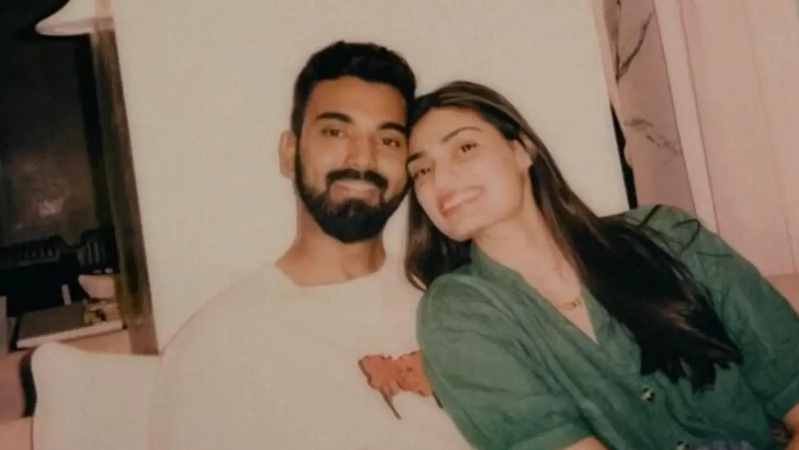 अथिया शेट्टी ने KL Rahul संग शेयर की रोमांटिक फोटो, तसवीर वायरल होते ही फैंस ने पूछा- कब है शादी?