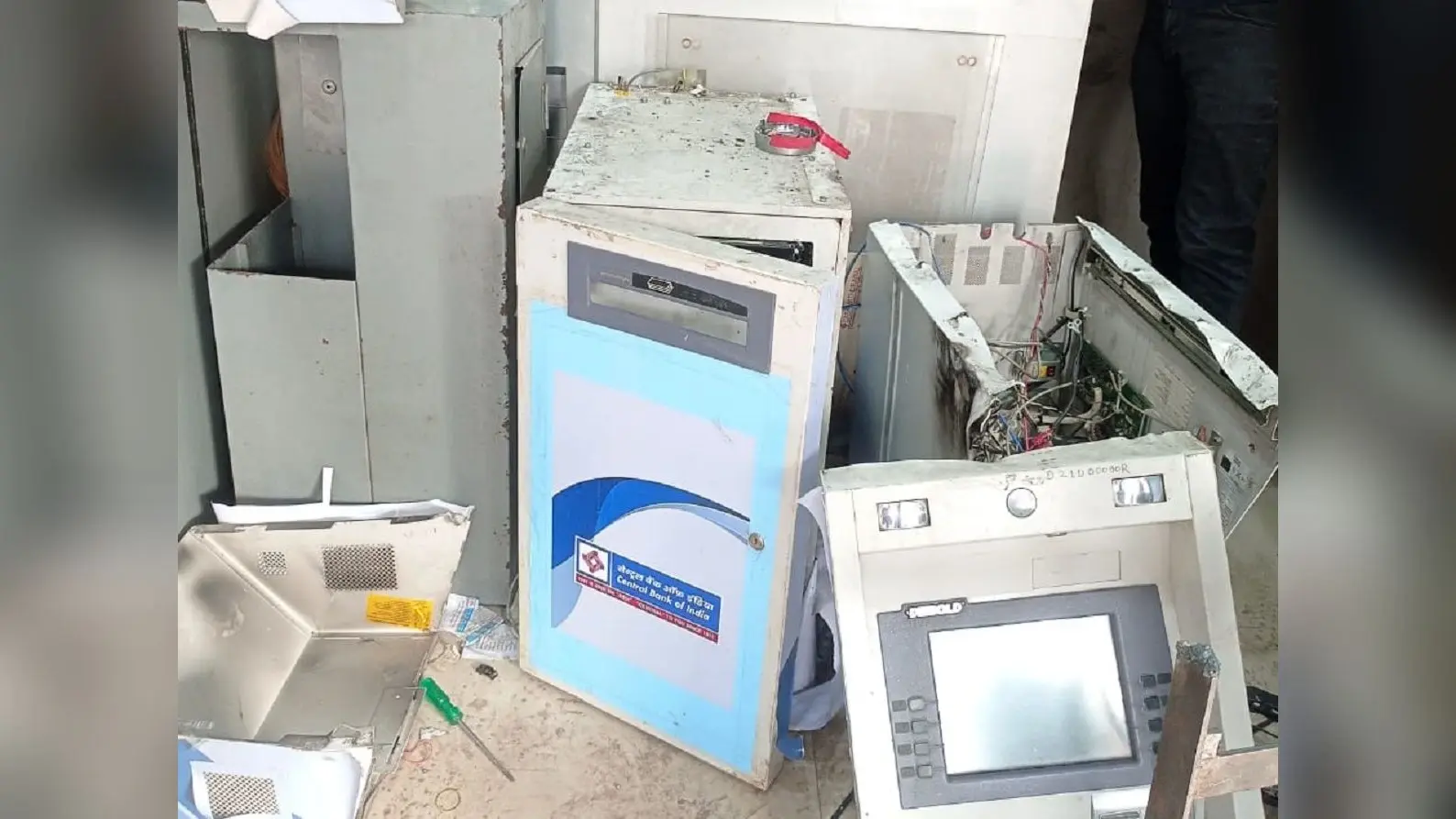 Bihar News : पटना कोतवाली थाने के समीप अपराधी काट रहे थे एटीएम, तभी पहुंची पुलिस, लुटने से बचा 21 लाख