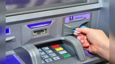 ATM से पैसा निकालते समय इस तरह चूना लगा रहे ठग, बैंकों से भी नहीं मिल रही मदद
