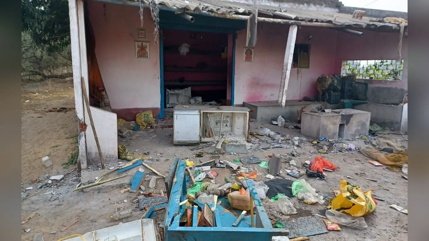 धनबाद में दीपक बाउरी की हत्या की आशंका पर भड़का आक्रोश, हमलावरों ने घरों में लगायी आग, मारपीट में 5 लोग घायल