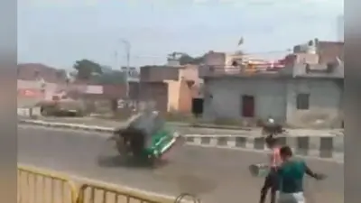 बागपत में ऑटो पर पानी से भरा गुब्बारा मारते ही हुआ बड़ा हादसा, पलटने के बाद घिसटता चला गया ऑटो, कई घायल