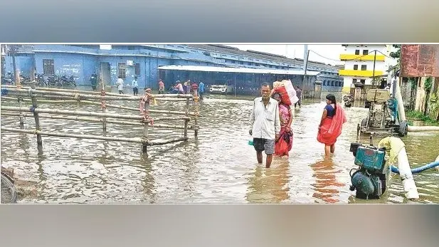 DMCH के OPD और इमरजेंसी में फिर घुसा पानी, बेहाल मरीजों के परिजन