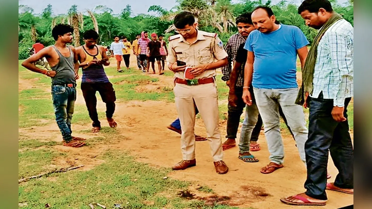 देवघर में युवक की धारदार हथियार से गला रेत कर हत्या, नस व उंगुली भी काटा