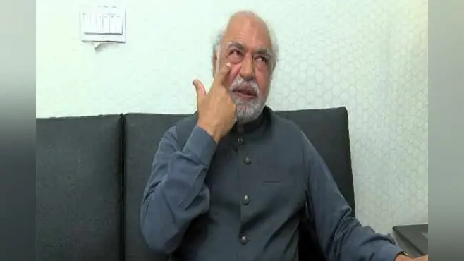 Pakistan में वरिष्ठ पत्रकार अयाज आमिर पर हमला, कार से बाहर खींचा और मारपीट की