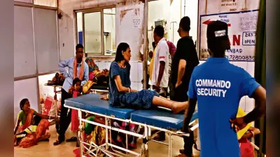 धनबाद SNMMCH में नहीं बढ़ रहा बेड, जवाबदेह भी चुप और मजबूरी में फर्श पर हो रहा मरीजों का इलाज