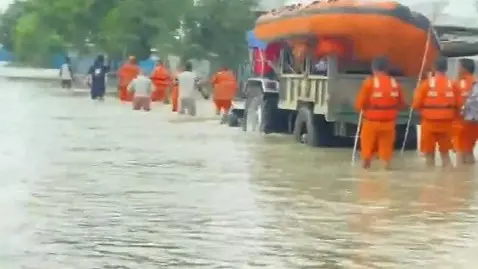 UP News : बारिश और बाढ़ के कारण गौतमबुद्ध नगर के स्कूल एक दिन के लिए बंद, कई इलाकों में आवाजाही ठप