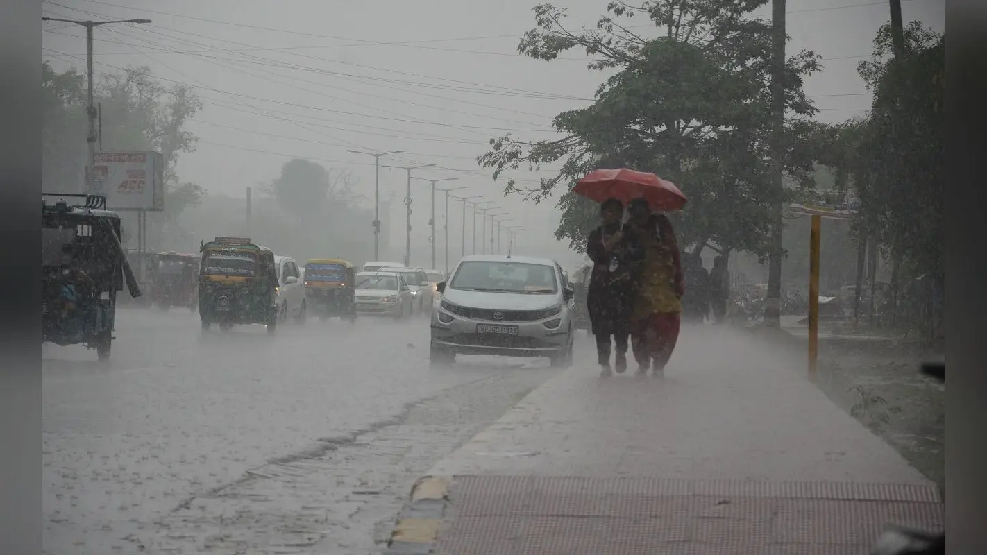 UP Weather Live: यूपी के इन जिलों में आज भी बरसेगी बदली, जानें आपके शहर मे कैसा रहेगा मौसम