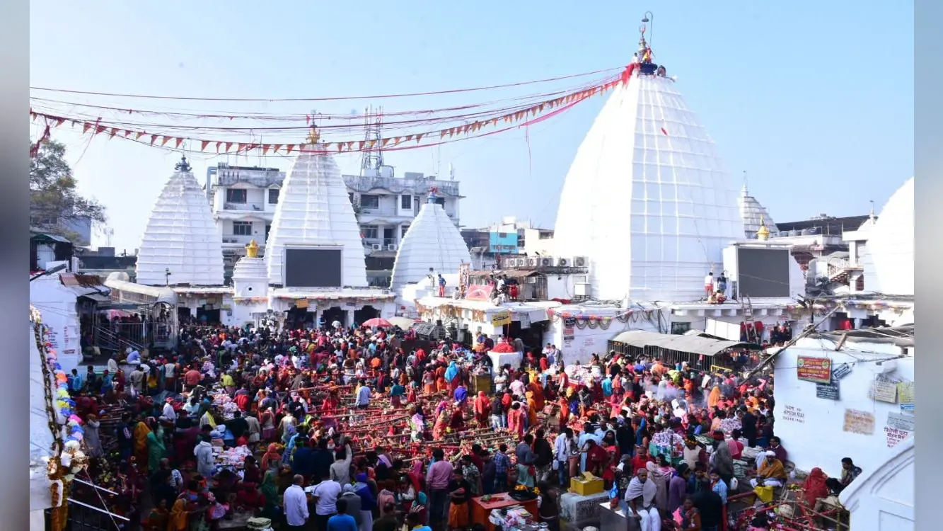Basant Panchami 2021 : बसंत पंचमी को बाबा बैद्यनाथ धाम में उमड़े भक्त, मिथिलांचल के भक्तों ने चढ़ाया बाबा को तिलक, खेल रहे अबीर की होली