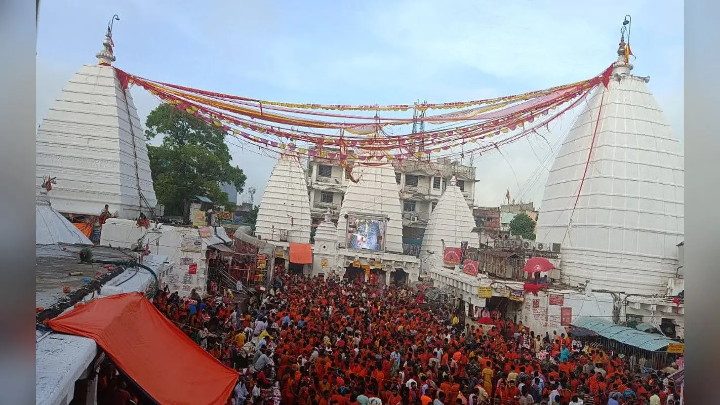 देवघर : बाबा को तिलक चढ़ाने एक लाख भक्त पहुंचे बाबाधाम