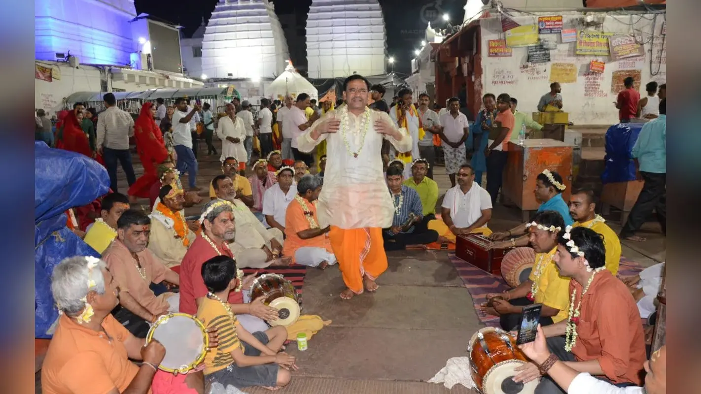 झारखंड : देवघर के बाबा मंदिर में ‘आना-आना रे मोहन, मेरी गली आना…’ कीर्तन पर झूम उठे श्रद्धालु