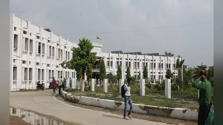 बिहार की एक ऐसी यूनिवर्सिटी, जहां दीमक खा रहे लाखों छात्रों की कॉपियां, सांप के डर से सहमे रहते हैं कर्मचारी…
