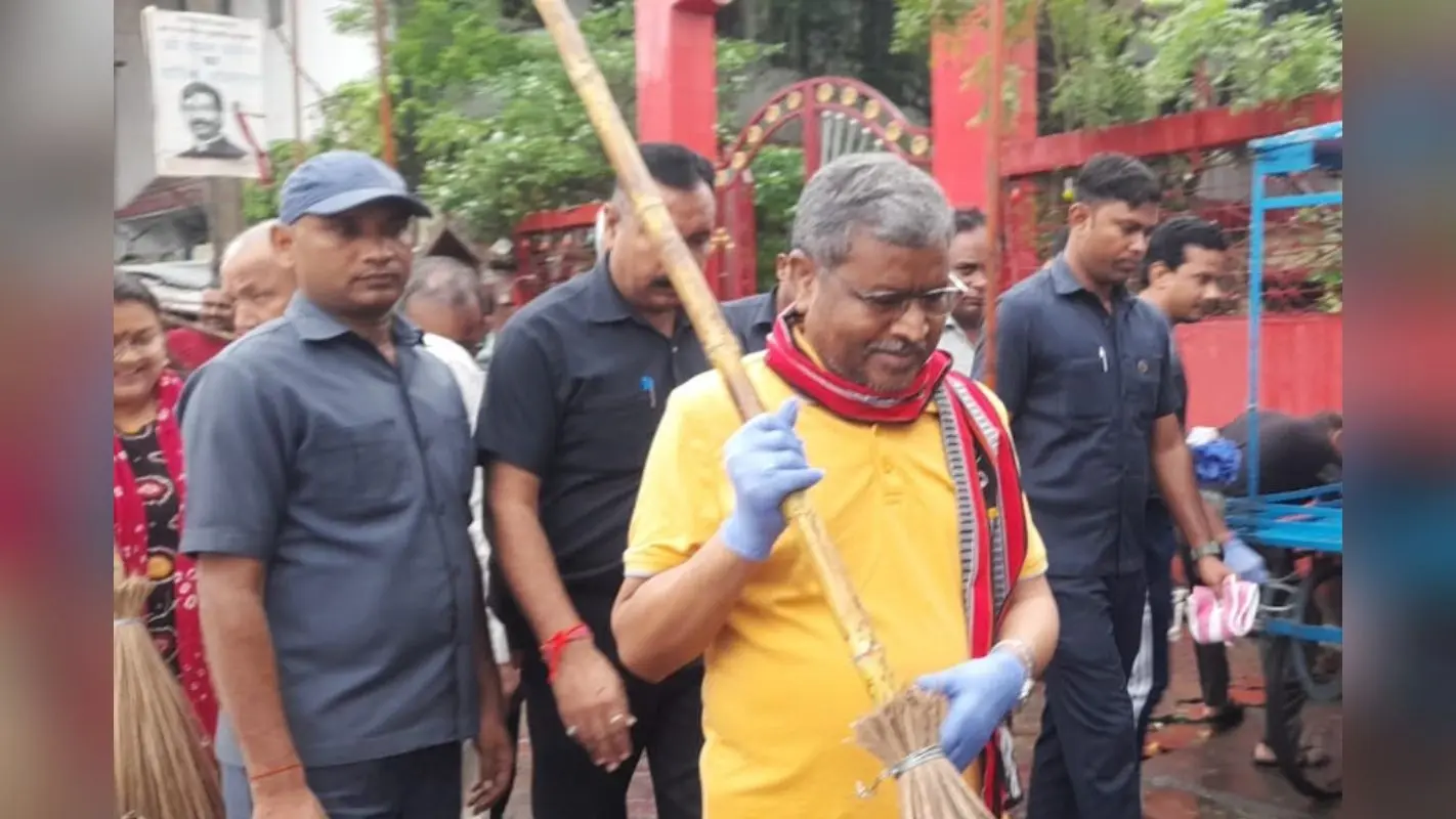 PHOTOS: गिरिडीह में बीजेपी का स्वच्छता अभियान, झाड़ू लेकर सड़क साफ करते दिखे पूर्व सीएम बाबूलाल मरांडी