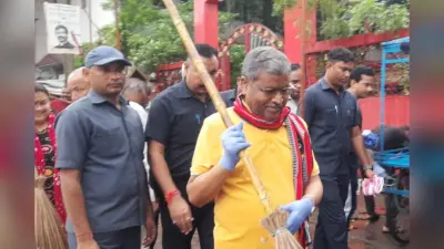 PHOTOS: गिरिडीह में बीजेपी का स्वच्छता अभियान, झाड़ू लेकर सड़क साफ करते दिखे पूर्व सीएम बाबूलाल मरांडी