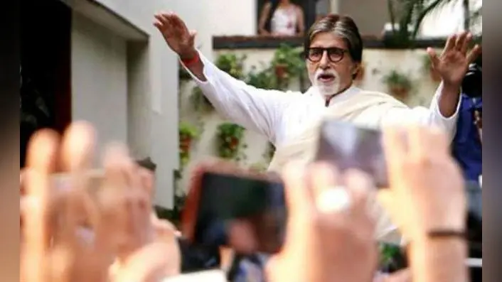 घर के बाहर जुटने वाले प्रशंसकों को मिस कर रहे Amitabh Bachchan, बोले- रविवार पहले जैसा नहीं रहा…