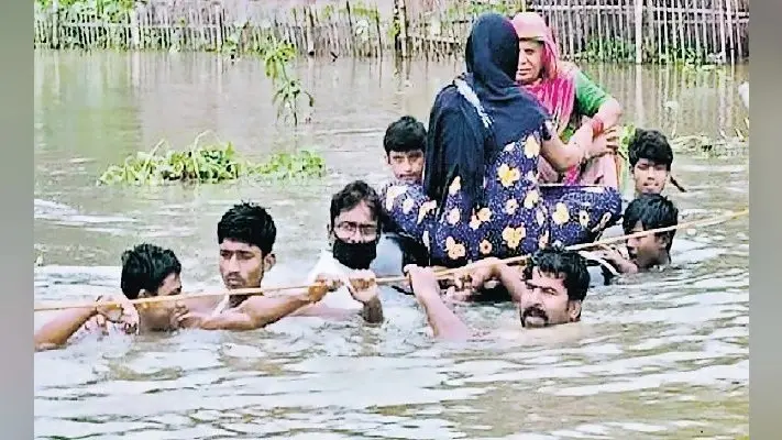 Bihar Flood 2020: प्रसव पीड़ा से कराहती महिला को ट्यूब पर बिठा पहुंचाया अस्पताल, ग्रामीणों ने पेश की मानवता की मिशाल
