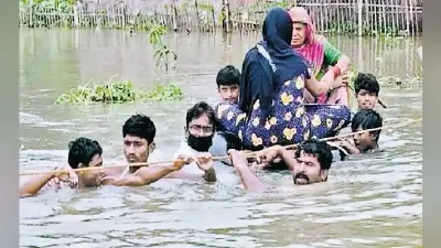 Bihar Flood 2020: प्रसव पीड़ा से कराहती महिला को ट्यूब पर बिठा पहुंचाया अस्पताल, ग्रामीणों ने पेश की मानवता की मिशाल